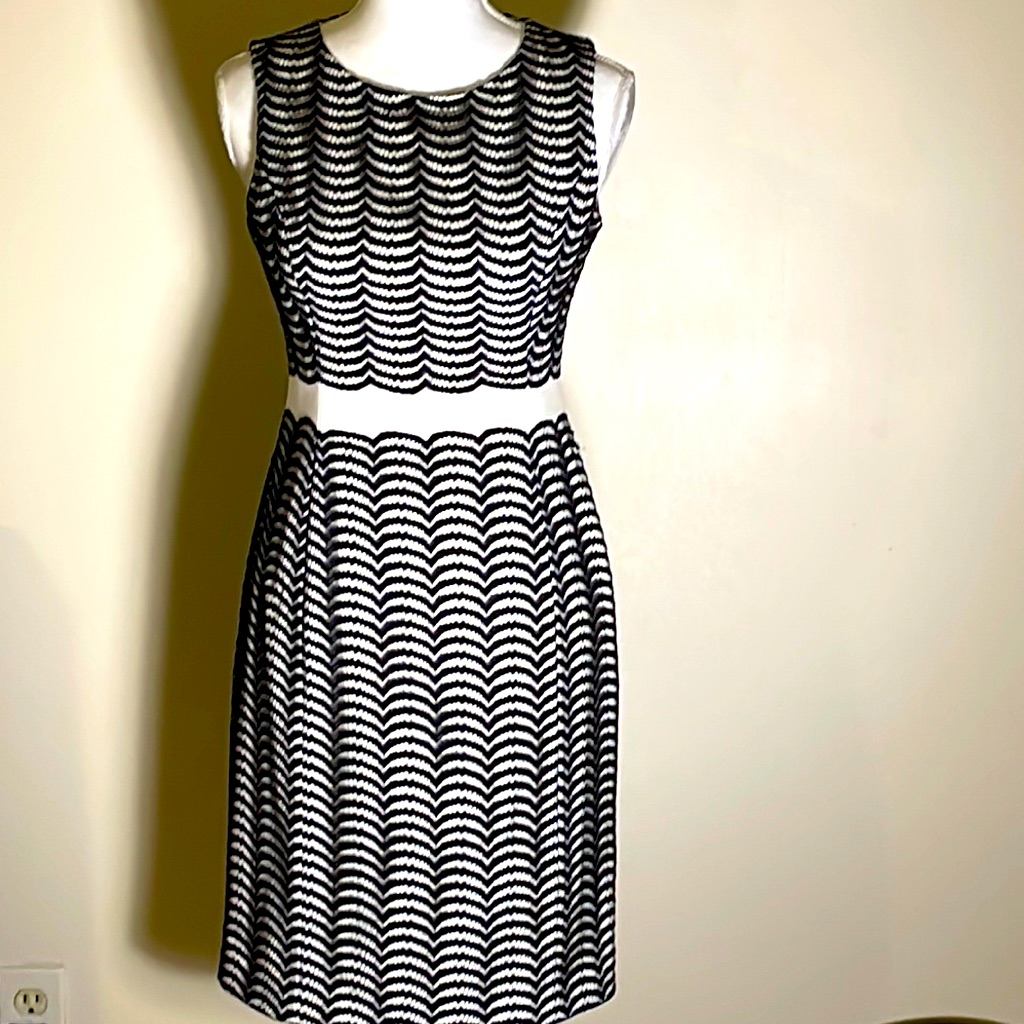 Ivanka Trump Scalloped Lace Dress Size 2